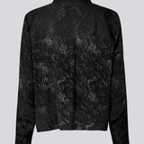 Skjorte i sort i mønstret satin med en let cropped længde. GraceyMD shirt har en løs pasform med lange ærmer, manchet, krave og knapper foran. Modellen er 175 cm og har en størrelse S/36 på.