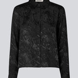 Skjorte i sort i mønstret satin med en let cropped længde. GraceyMD shirt har en løs pasform med lange ærmer, manchet, krave og knapper foran. Modellen er 175 cm og har en størrelse S/36 på.