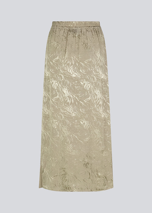 Midi nederdel i spray green i afslappet pasform og høj talje med beklædt elastik. GraceyMD skirt er fremstillet i en mønstret satin-kvalitet. Modellen er 175 cm og har en størrelse S/36 på.