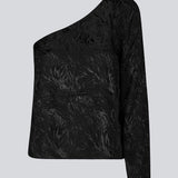 Top i skinndende satin med mønster. GraceyMD top har en bar skulder og et langt, bredt ærme. Pasformen er løs. Modellen er 175 cm og har en størrelse S/36 på.
