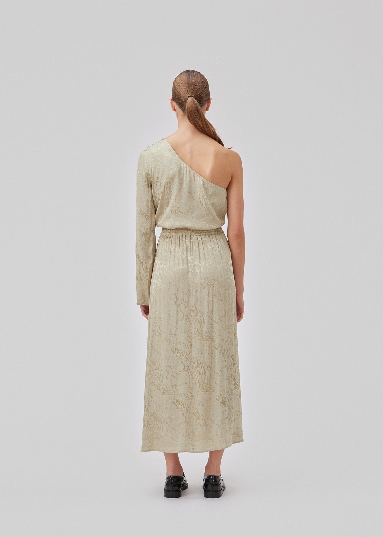 Midi nederdel i spray green i afslappet pasform og høj talje med beklædt elastik. GraceyMD skirt er fremstillet i en mønstret satin-kvalitet. Modellen er 175 cm og har en størrelse S/36 på.