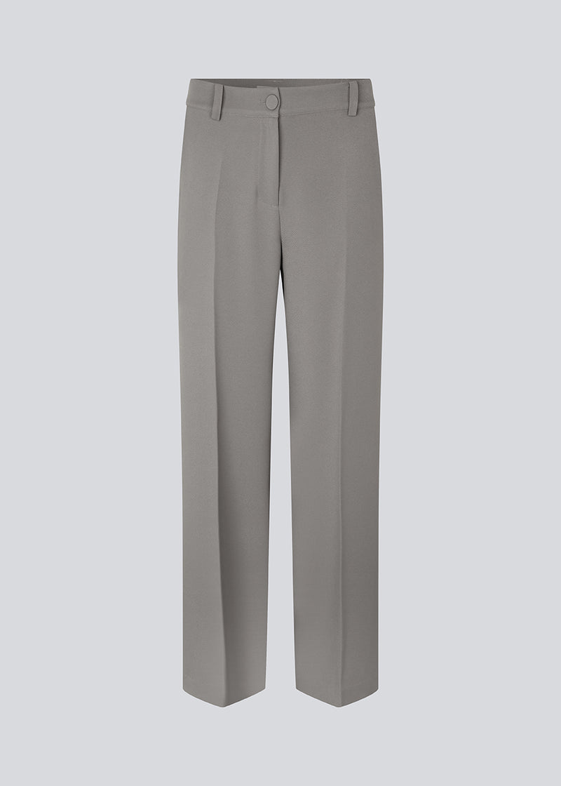 Figursyede bukser med brede, lige ben og pressefold foran og bagpå. GrayMD pants har høj talje med lynlås, gylp og stofbeklædt knap. Med foer. Modellen er 175 cm og har en størrelse S/36 på