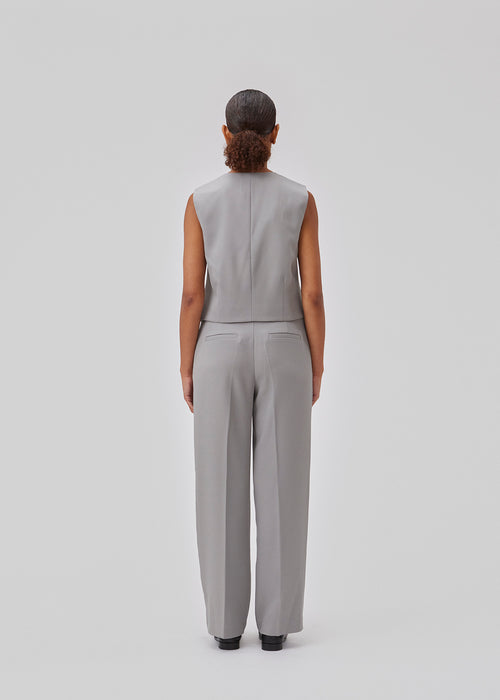 Figursyede bukser med brede, lige ben og pressefold foran og bagpå. GrayMD pants har høj talje med lynlås, gylp og stofbeklædt knap. Med foer. Modellen er 175 cm og har en størrelse S/36 på