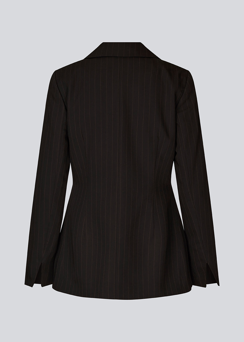 Figursyet blazer i vævet kvalitet med let stretch. GraysonMD blazer er enkeltradet med meget rundede kanter foran, samt en bagside der er en smule længere og uden slids. Slids ved ærmerne. Modellen er 175 cm og har en størrelse S/36 på.