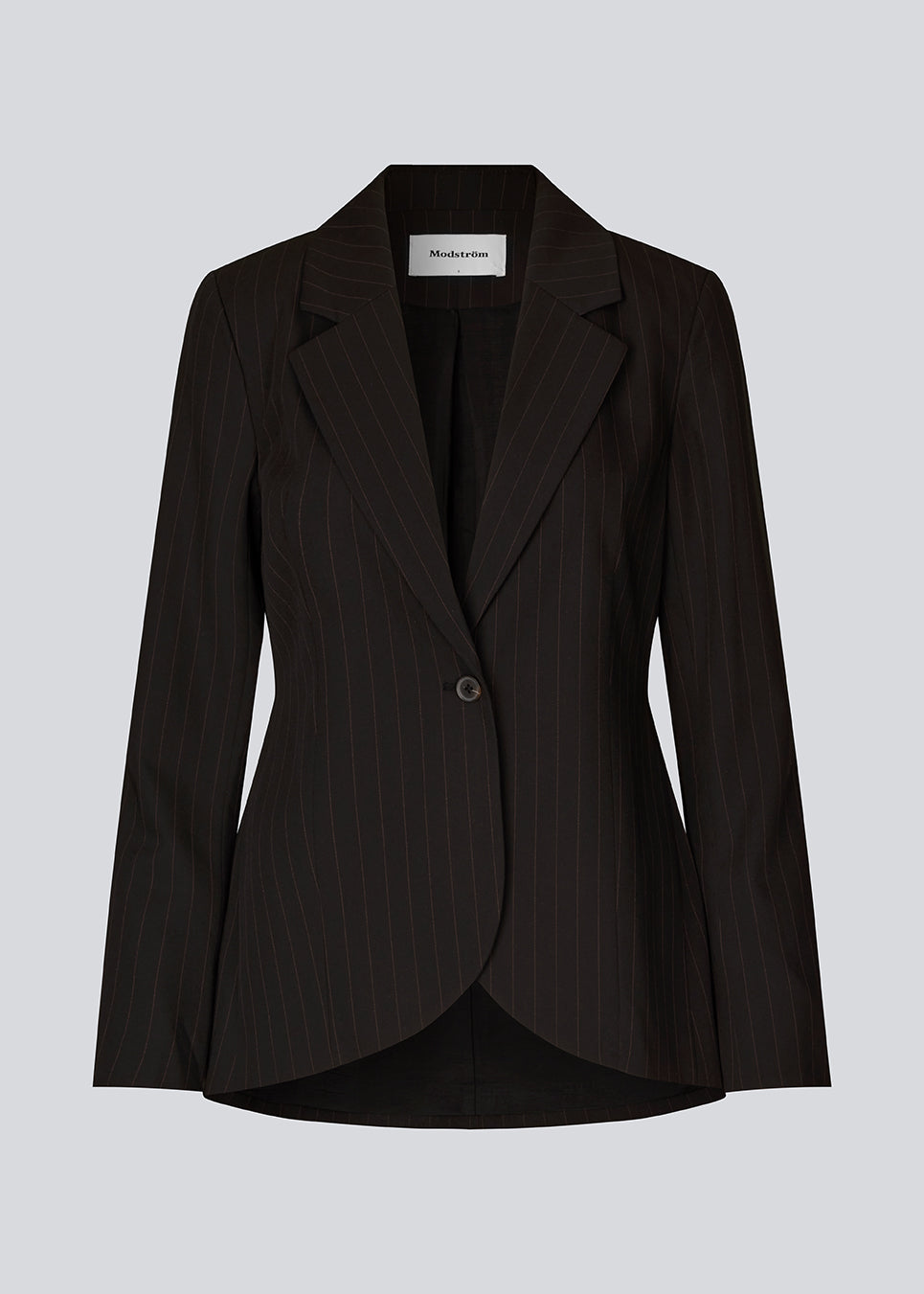 Figursyet blazer i vævet kvalitet med let stretch. GraysonMD blazer er enkeltradet med meget rundede kanter foran, samt en bagside der er en smule længere og uden slids. Slids ved ærmerne. Modellen er 175 cm og har en størrelse S/36 på.