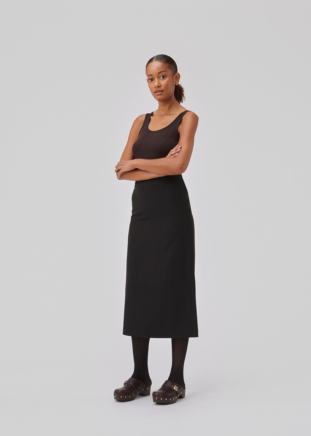 Lige, skræddersyet midi nederdel i vævet kvalitet. GraysonMD skirt har skjult lynlås i siden samt høj sideslids. Med foer. Modellen er 175 cm og har en størrelse S/36 på.