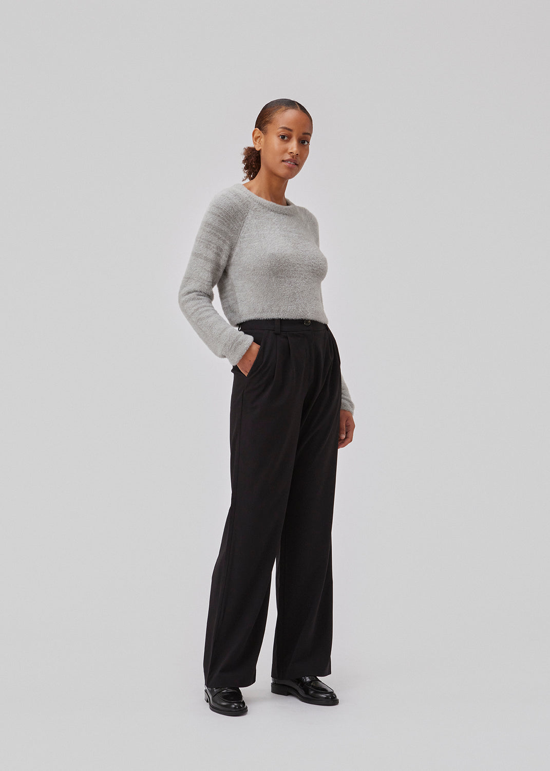 Plysset cropped top med rund hals og lange raglanærmer. GriseldaMD o-neck har smalle ribkanter ved hals, ærmer og forneden. Modellen er 175 cm og har en størrelse S/36 på.