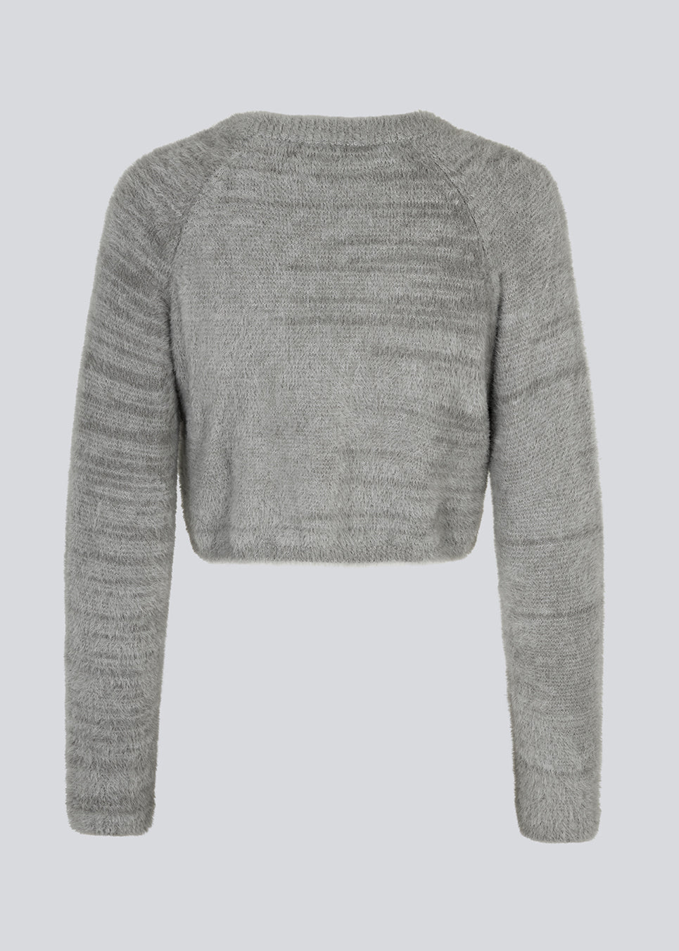 Plysset cropped top med rund hals og lange raglanærmer. GriseldaMD o-neck har smalle ribkanter ved hals, ærmer og forneden. Modellen er 175 cm og har en størrelse S/36 på.