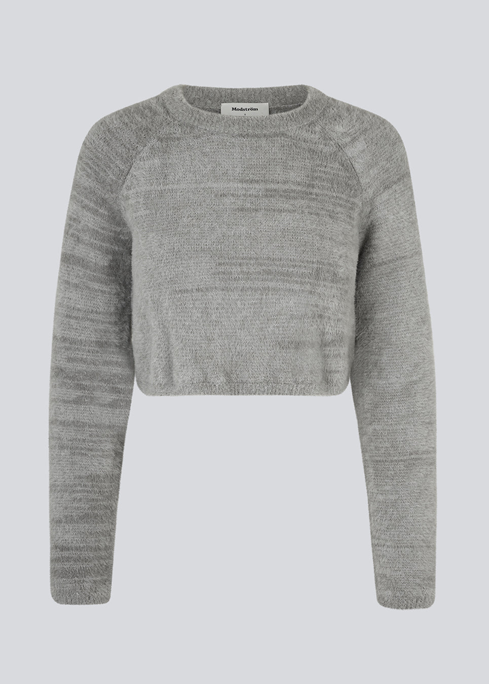 Plysset cropped top med rund hals og lange raglanærmer. GriseldaMD o-neck har smalle ribkanter ved hals, ærmer og forneden. Modellen er 175 cm og har en størrelse S/36 på.