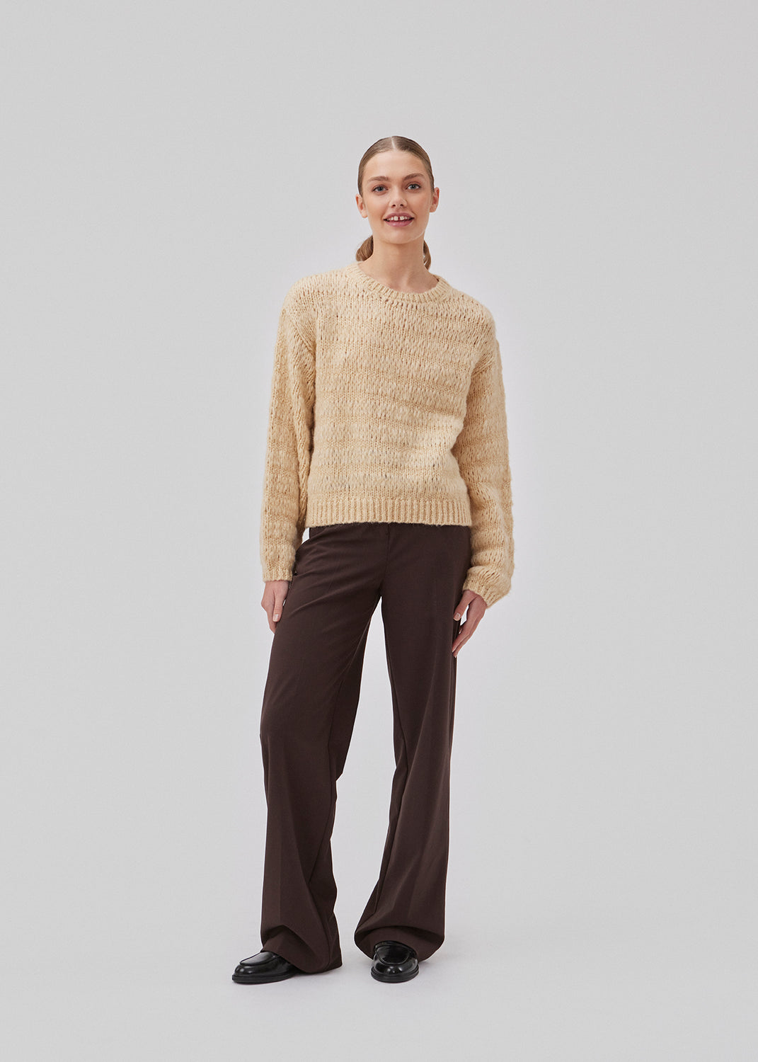 Ulden strik i beige med lange masker, der giver et afslappet udtryk. GroverMD o-neck har lange ærmer med vidde, rund hals med rib og indeholder både uld og alpakka. Modellen er 175 cm og har en størrelse S/36 på.