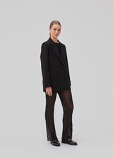 Lige bukser med gennemsigtigt look i stretchy kvalitet. GwenMD pants er detaljeret med babylock sømme foran og forneden. Mellemhøj talje med beklædt elastik. Modellen er 175 cm høj og har en str. S på.