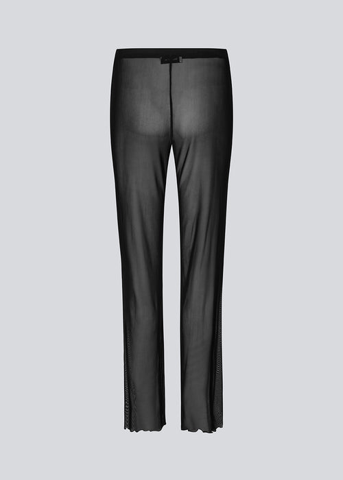 Lige bukser med gennemsigtigt look i stretchy kvalitet. GwenMD pants er detaljeret med babylock sømme foran og forneden. Mellemhøj talje med beklædt elastik. Modellen er 175 cm høj og har en str. S på.