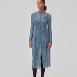 Kjole i mesh med høj hals, lange ærmer og midi længde. GwenMD print dress har dekorative bølgekanter på krop, hals og ærmer. Kjolen har slids foran og er en smule transparent. Modellen er 175 cm og har en størrelse S/36 på.