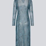 Kjole i mesh med høj hals, lange ærmer og midi længde. GwenMD print dress har dekorative bølgekanter på krop, hals og ærmer. Kjolen har slids foran og er en smule transparent. Modellen er 175 cm og har en størrelse S/36 på.