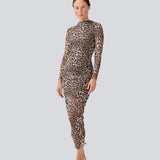 GwenMD top er en tætsiddende top i mesh med rynkedetalje langs fronten. Toppen har bred halsudskæring og lange ærmer, der er en smule mere transparente end kroppen. Modellen er 175 cm og har en størrelse S/36 på.
