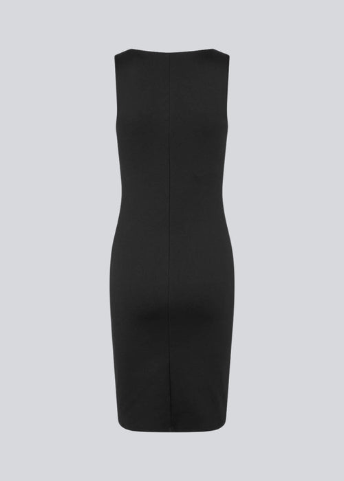 Tætsiddende kjole i sort med høj bådudskæring. HakanMD dress er ærmeløs og har en længde, der går til knæene.
