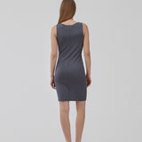 Tætsiddende kjole i grå med høj bådudskæring. HakanMD dress er ærmeløs og har en længde, der går til knæene. Modellen er 175 cm og har en størrelse S/36 på.<br>