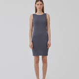 Tætsiddende kjole i grå med høj bådudskæring. HakanMD dress er ærmeløs og har en længde, der går til knæene. Modellen er 175 cm og har en størrelse S/36 på.<br>