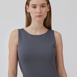 Tætsiddende kjole i grå med høj bådudskæring. HakanMD dress er ærmeløs og har en længde, der går til knæene. Modellen er 175 cm og har en størrelse S/36 på.<br>