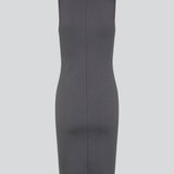 Tætsiddende kjole i grå med høj bådudskæring. HakanMD dress er ærmeløs og har en længde, der går til knæene. Modellen er 175 cm og har en størrelse S/36 på.<br>