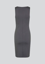 Tætsiddende kjole i grå med høj bådudskæring. HakanMD dress er ærmeløs og har en længde, der går til knæene. Modellen er 175 cm og har en størrelse S/36 på.<br>