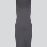 Tætsiddende kjole i grå med høj bådudskæring. HakanMD dress er ærmeløs og har en længde, der går til knæene. Modellen er 175 cm og har en størrelse S/36 på.<br>