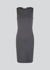 Tætsiddende kjole i grå med høj bådudskæring. HakanMD dress er ærmeløs og har en længde, der går til knæene. Modellen er 175 cm og har en størrelse S/36 på.<br>