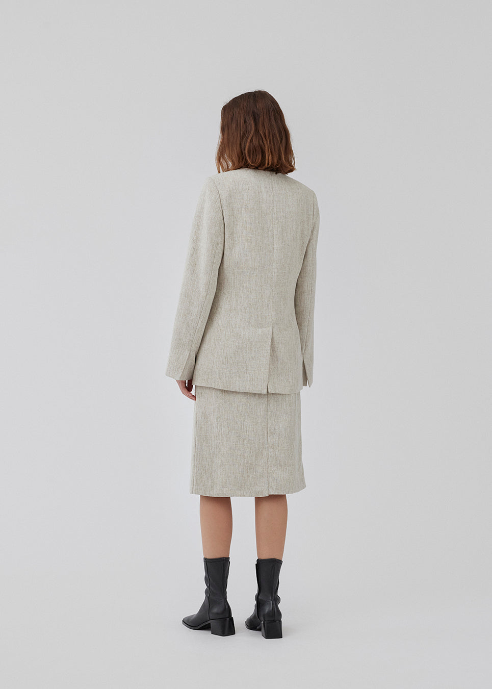Midi pencil nederdel i hørblanding. HaleyMD skirt har en høj talje, to paspolerede forlommer, slids foran og lukkes med skjult lynlås i den ene side. Modellen er 175 cm og har en størrelse S/36 på.