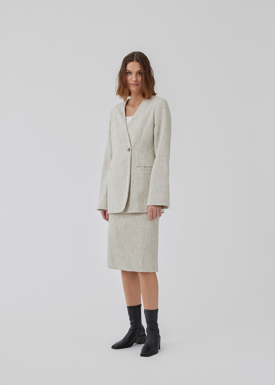 Midi pencil nederdel i hørblanding. HaleyMD skirt har en høj talje, to paspolerede forlommer, slids foran og lukkes med skjult lynlås i den ene side. Modellen er 175 cm og har en størrelse S/36 på.