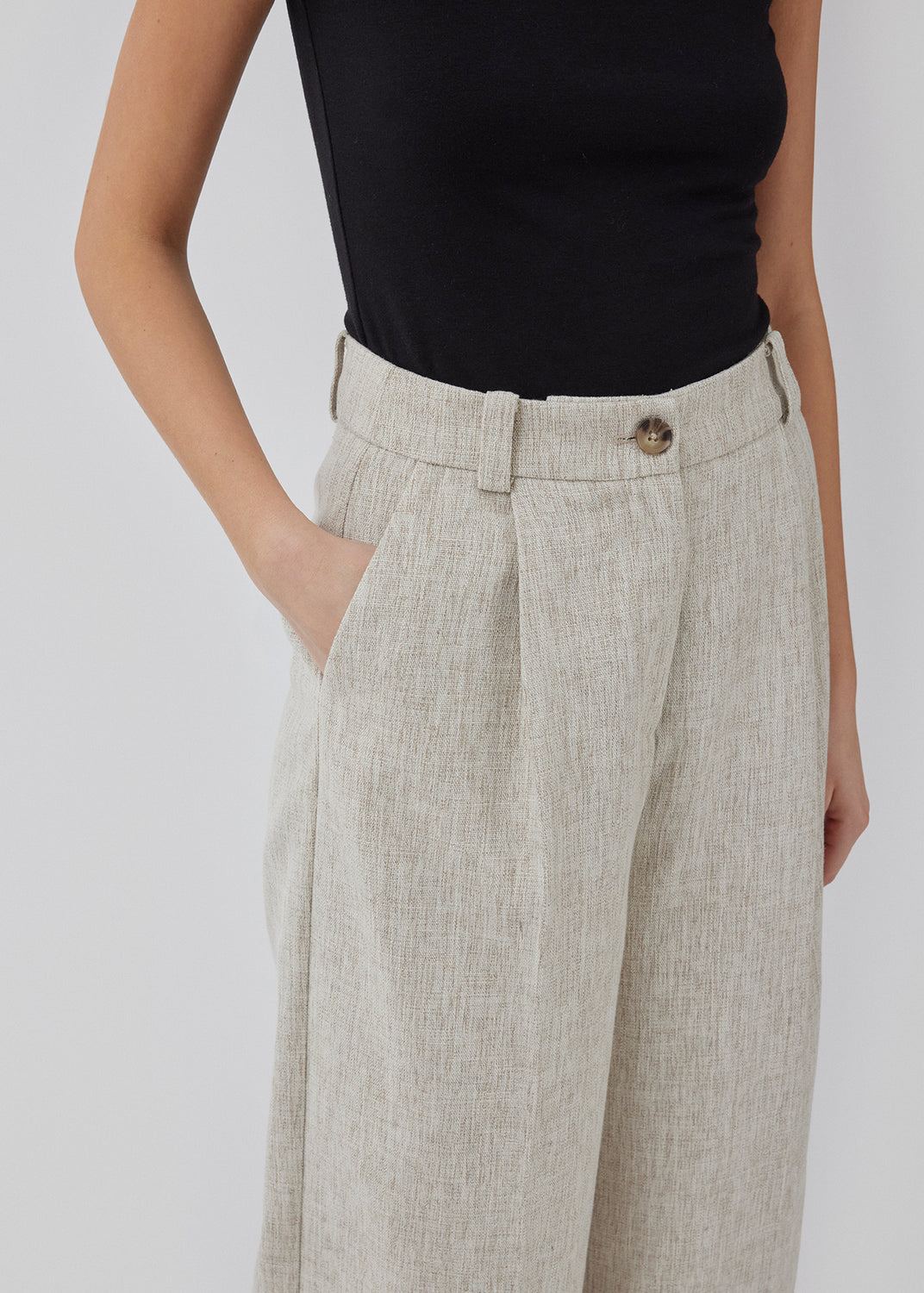 Habitbukser i hørblanding med brede ben. HaleyMD pants har en høj talje med læg, to paspolerede baglommer samt sidelommer. Modellen er 175 cm og har en størrelse S/36 på.