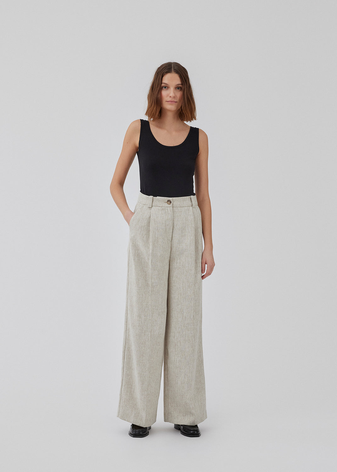 Habitbukser i hørblanding med brede ben. HaleyMD pants har en høj talje med læg, to paspolerede baglommer samt sidelommer. Modellen er 175 cm og har en størrelse S/36 på.