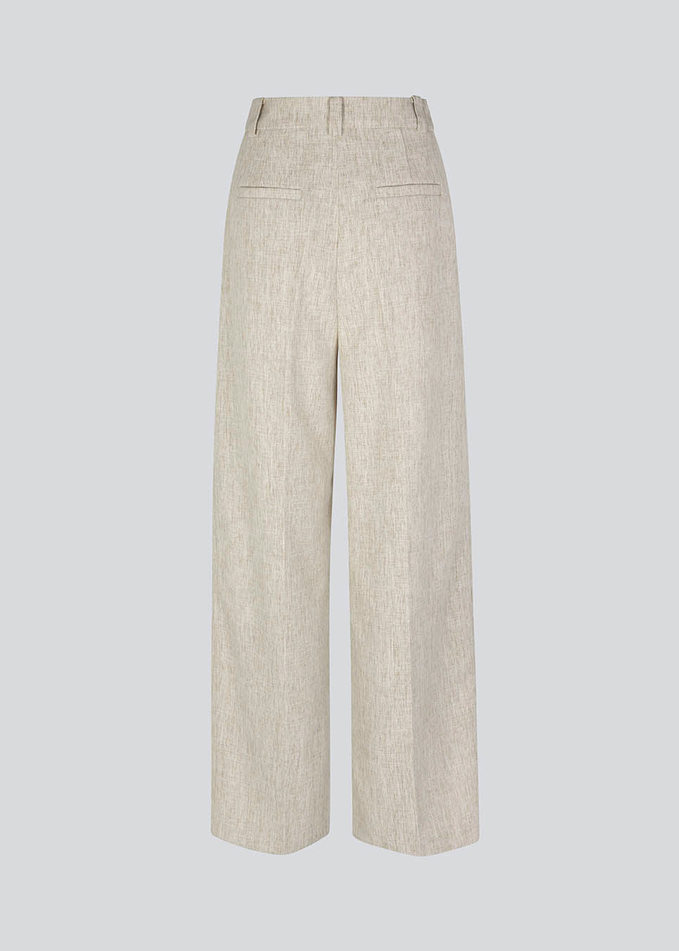 Habitbukser i hørblanding med brede ben. HaleyMD pants har en høj talje med læg, to paspolerede baglommer samt sidelommer. Modellen er 175 cm og har en størrelse S/36 på.