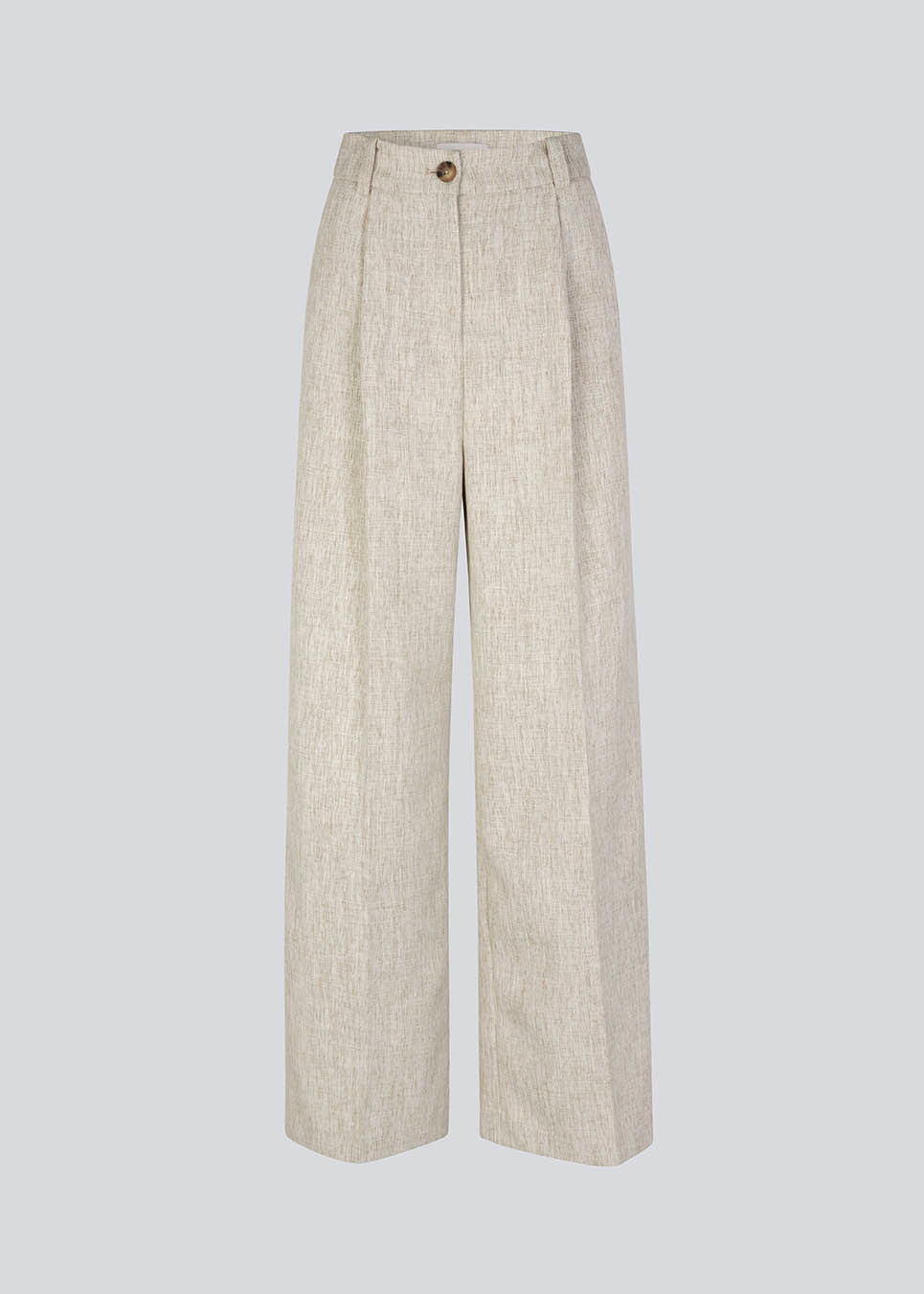 Habitbukser i hørblanding med brede ben. HaleyMD pants har en høj talje med læg, to paspolerede baglommer samt sidelommer. Modellen er 175 cm og har en størrelse S/36 på.