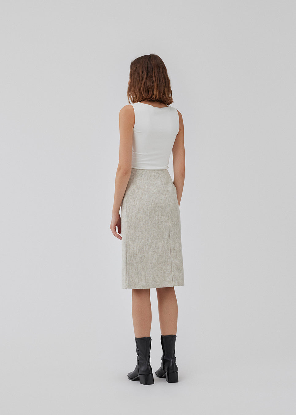 Midi pencil nederdel i hørblanding. HaleyMD skirt har en høj talje, to paspolerede forlommer, slids foran og lukkes med skjult lynlås i den ene side. Modellen er 175 cm og har en størrelse S/36 på.