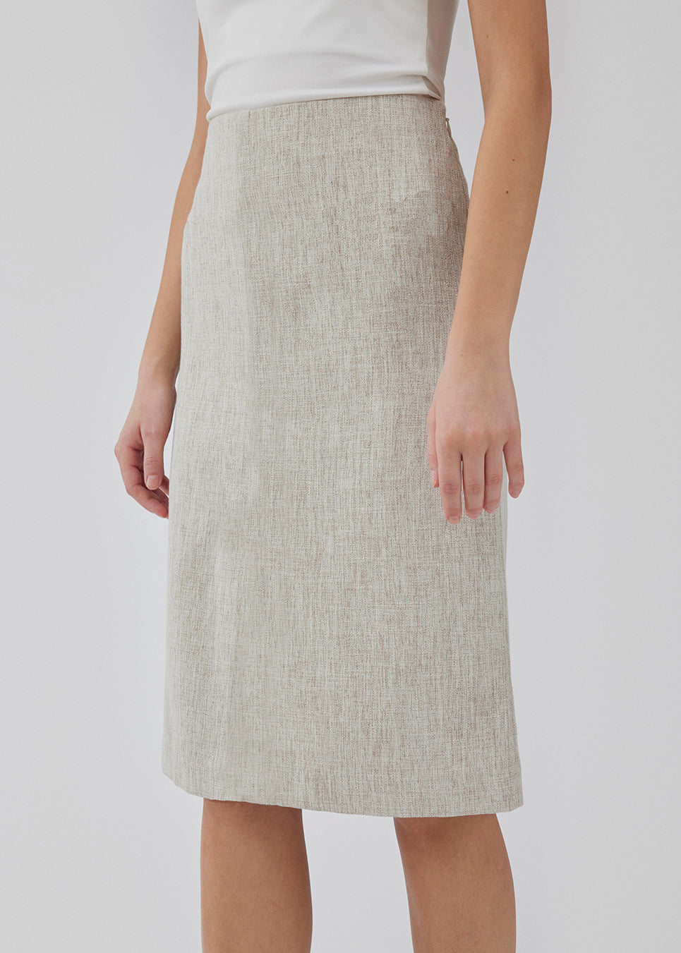 Midi pencil nederdel i hørblanding. HaleyMD skirt har en høj talje, to paspolerede forlommer, slids foran og lukkes med skjult lynlås i den ene side. Modellen er 175 cm og har en størrelse S/36 på.