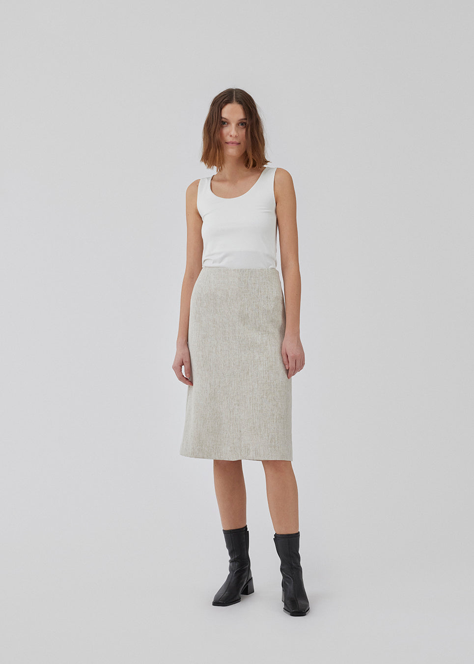 Midi pencil nederdel i hørblanding. HaleyMD skirt har en høj talje, to paspolerede forlommer, slids foran og lukkes med skjult lynlås i den ene side. Modellen er 175 cm og har en størrelse S/36 på.