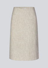 Midi pencil nederdel i hørblanding. HaleyMD skirt har en høj talje, to paspolerede forlommer, slids foran og lukkes med skjult lynlås i den ene side. Modellen er 175 cm og har en størrelse S/36 på.