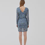 Kort kjole med et tætsiddende, stretchy fit. HamiltonMD print dress har v-udskæring i ryggen, lange transparente ærmer og elastiske rynkedetaljer i sider og på ærmer. Modellen er 175 cm og har en størrelse S/36 på.
