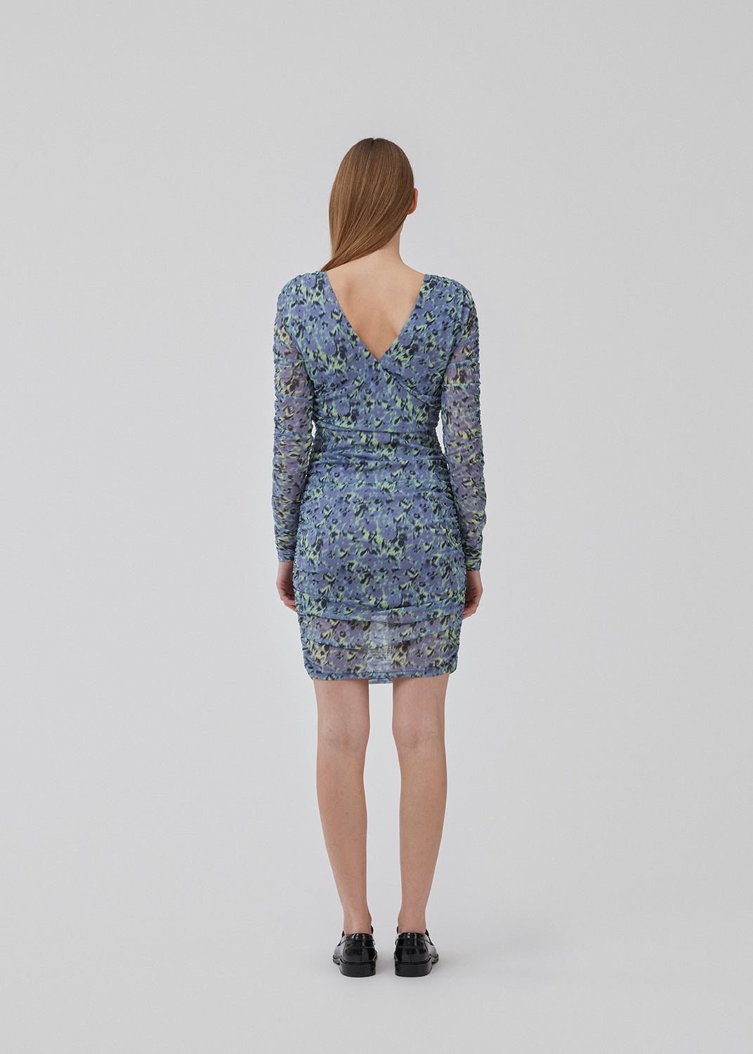 Kort kjole med et tætsiddende, stretchy fit. HamiltonMD print dress har v-udskæring i ryggen, lange transparente ærmer og elastiske rynkedetaljer i sider og på ærmer. Modellen er 175 cm og har en størrelse S/36 på.