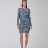 Kort kjole med et tætsiddende, stretchy fit. HamiltonMD print dress har v-udskæring i ryggen, lange transparente ærmer og elastiske rynkedetaljer i sider og på ærmer. Modellen er 175 cm og har en størrelse S/36 på.