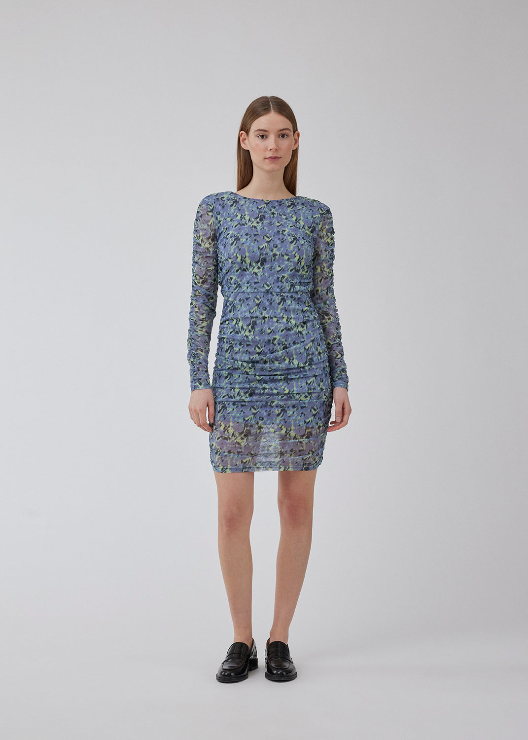 Kort kjole med et tætsiddende, stretchy fit. HamiltonMD print dress har v-udskæring i ryggen, lange transparente ærmer og elastiske rynkedetaljer i sider og på ærmer. Modellen er 175 cm og har en størrelse S/36 på.