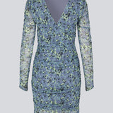 Kort kjole med et tætsiddende, stretchy fit. HamiltonMD print dress har v-udskæring i ryggen, lange transparente ærmer og elastiske rynkedetaljer i sider og på ærmer. Modellen er 175 cm og har en størrelse S/36 på.