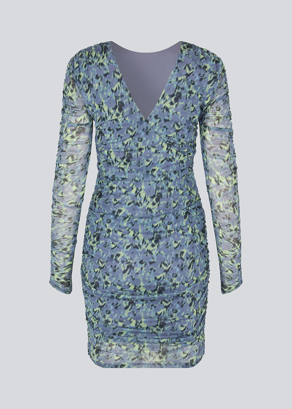 Kort kjole med et tætsiddende, stretchy fit. HamiltonMD print dress har v-udskæring i ryggen, lange transparente ærmer og elastiske rynkedetaljer i sider og på ærmer. Modellen er 175 cm og har en størrelse S/36 på.