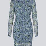 Kort kjole med et tætsiddende, stretchy fit. HamiltonMD print dress har v-udskæring i ryggen, lange transparente ærmer og elastiske rynkedetaljer i sider og på ærmer. Modellen er 175 cm og har en størrelse S/36 på.