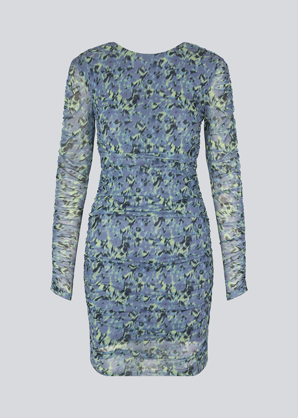Kort kjole med et tætsiddende, stretchy fit. HamiltonMD print dress har v-udskæring i ryggen, lange transparente ærmer og elastiske rynkedetaljer i sider og på ærmer. Modellen er 175 cm og har en størrelse S/36 på.