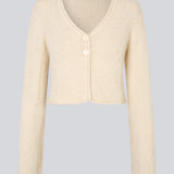 Cropped cardigan i fluffy materiale. HamptonMD cardigan har lange ærmer, v-halsudskæring og lukkes med to knapper fortil.