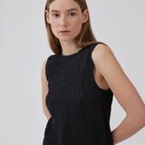 HamsonMD dress har en A-formet pasform uden ærmer og med rund hals. HamsonMD dress har en åbning bagpå med knaplukning. Modellen er 175 cm og har en størrelse S/36 på.