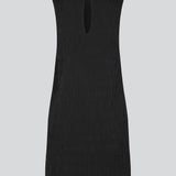 HamsonMD dress har en A-formet pasform uden ærmer og med rund hals. HamsonMD dress har en åbning bagpå med knaplukning. Modellen er 175 cm og har en størrelse S/36 på.