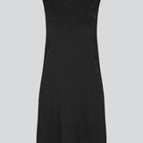 HamsonMD dress har en A-formet pasform uden ærmer og med rund hals. HamsonMD dress har en åbning bagpå med knaplukning. Modellen er 175 cm og har en størrelse S/36 på.