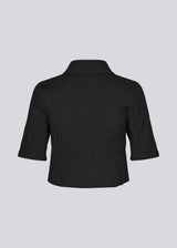 Cropped skjorte i sort i strukturvævet kvalitet med normal pasform. HamsonMD shirt har krave, knaplukning fortil og korte ærmer. Modellen er 175 cm og har en størrelse S/36 på.